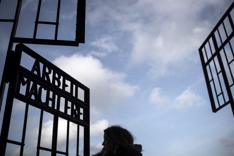 Una visitante pasa por la puerta del campo de concentración de Sachsenhausen, en Oranienburg, Alemania. Una visitante pasa por la puerta del campo de concentración de Sachsenhausen, en Oranienburg, Alemania.