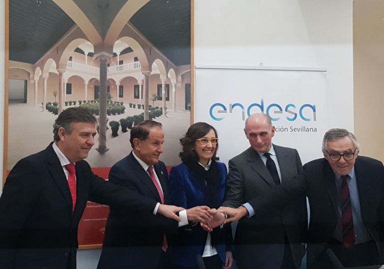 Las autoridades durante la firma de los convenios este viernes en Málaga Las autoridades durante la firma de los convenios este viernes en Málaga