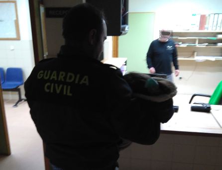 Un guardia civil lleva a la niña de cuatro años al centro de salud de Santiago de la Espada. Un guardia civil lleva a la niña de cuatro años al centro de salud de Santiago de la Espada.
