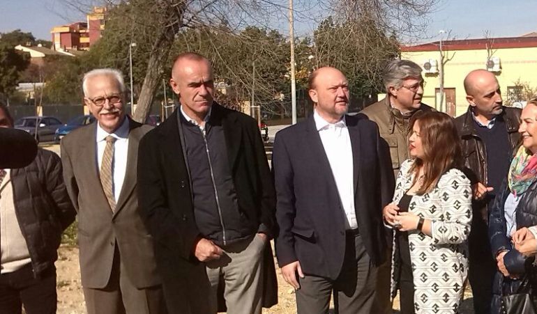 De izquierda a derecha, en el solar donde el PSOE de Sevilla reivindica que debe construirse la nueva comisaría, Joaquín Castillo, Antonio Muñoz, Antonio Pradas, Juan Carlos Raffo y Verónica Pérez De izquierda a derecha, en el solar donde el PSOE de Sevilla reivindica que debe construirse la nueva comisaría, Joaquín Castillo, Antonio Muñoz, Antonio Pradas, Juan Carlos Raffo y Verónica Pérez