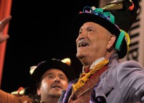 El pregonero preside una noche de chirigotas