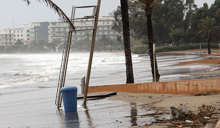 La platja de Roses, inundada. La platja de Roses, inundada.