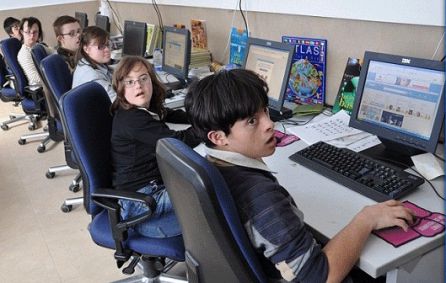 Sesión de informática en la Asociación Angeles Urbanos Sesión de informática en la Asociación Angeles Urbanos