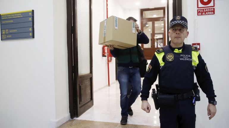 Foto de archivo: Enero 2016. Un agente de la Guardia Civil lleva una caja con el material incautado en el registro de las oficinas del grupo municipal del PP, que fueron registradas por agentes de la Benemérita y un fiscal anticorrupción Foto de archivo: Enero 2016. Un agente de la Guardia Civil lleva una caja con el material incautado en el registro de las oficinas del grupo municipal del PP, que fueron registradas por agentes de la Benemérita y un fiscal anticorrupción