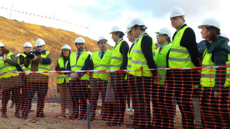 El ministro de Fomento, Íñigo de la Sern, en la visita a las obras del AVE en Loja (Granada) El ministro de Fomento, Íñigo de la Sern, en la visita a las obras del AVE en Loja (Granada)