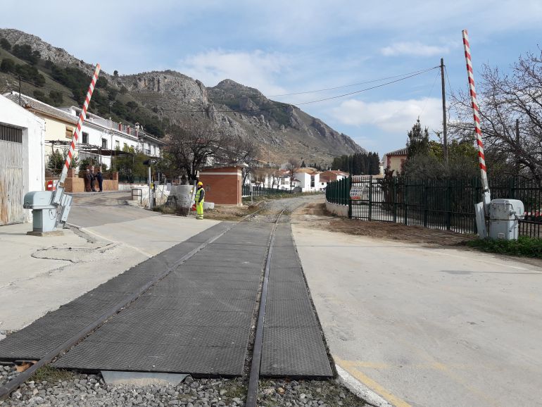 Paso a nivel junto a la estación de San Francisco, en Loja. Paso a nivel junto a la estación de San Francisco, en Loja.