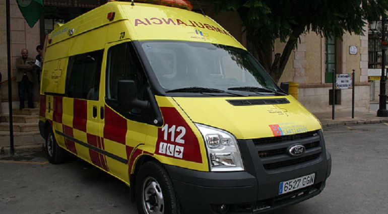 Raja tres ruedas a una ambulancia en Cieza por no poder pasar con su coche Raja tres ruedas a una ambulancia en Cieza por no poder pasar con su coche