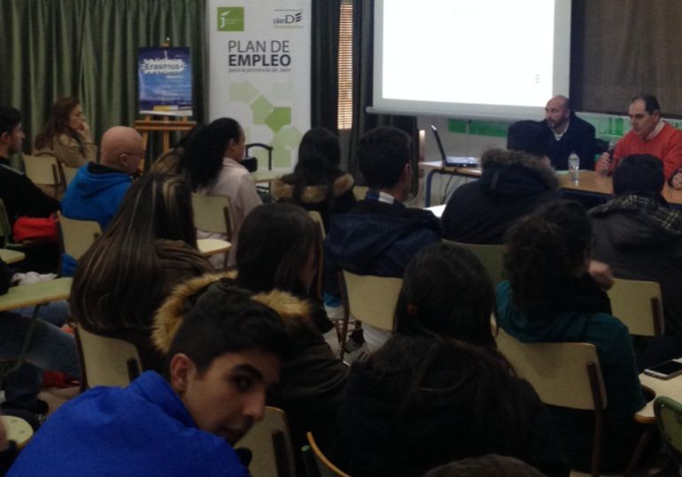 Hueso ha iniciado en el Instituto de Educación Secundaria “Sierra de las Villas” de Villacarrillo, las sesiones informativas sobre estas becas que la Diputación celebrará en otros siete centros educativos jiennenses Hueso ha iniciado en el Instituto de Educación Secundaria “Sierra de las Villas” de Villacarrillo, las sesiones informativas sobre estas becas que la Diputación celebrará en otros siete centros educativos jiennenses