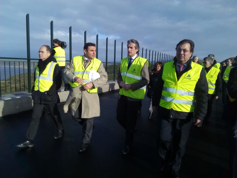 El ministro de Fomento Iñigo de la Serna acompañado por Fernández Vara, entre otros, en su visita a las obras del tren en Extremadura El ministro de Fomento Iñigo de la Serna acompañado por Fernández Vara, entre otros, en su visita a las obras del tren en Extremadura