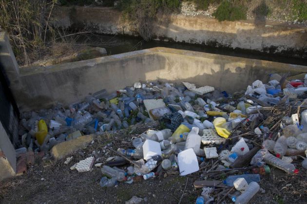 Entrada del azarbe de d'Alt lleno de botellas de plástico Entrada del azarbe de d'Alt lleno de botellas de plástico