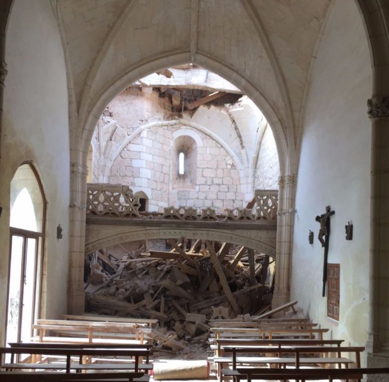 Viento: El viento derriba la espadaña de la iglesia de Villangómez Viento: El viento derriba la espadaña de la iglesia de Villangómez
