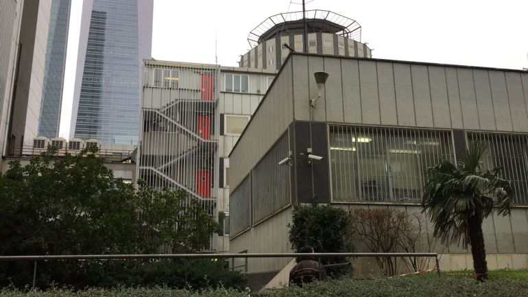La parte trasera del hospital desde donde se ha lanzado el hombre con la niña La parte trasera del hospital desde donde se ha lanzado el hombre con la niña