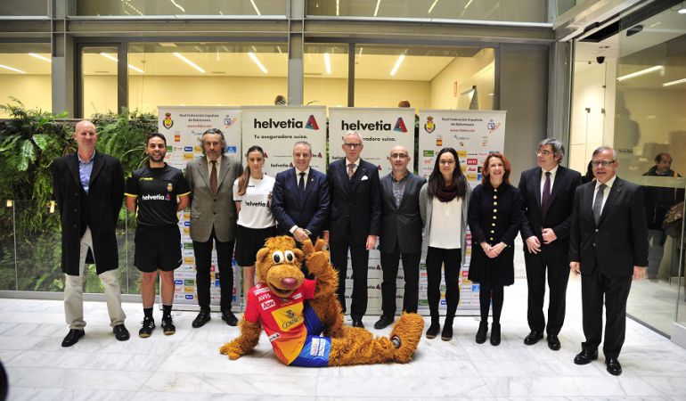Helvetia Seguros renueva hasta 2020 su patrocinio de la Real Federación Española de Balonmano y del Comité Técnico de Árbitros
Helvetia Seguros renueva hasta 2020 su patrocinio de la Real Federación Española de Balonmano y del Comité Técnico de Árbitros