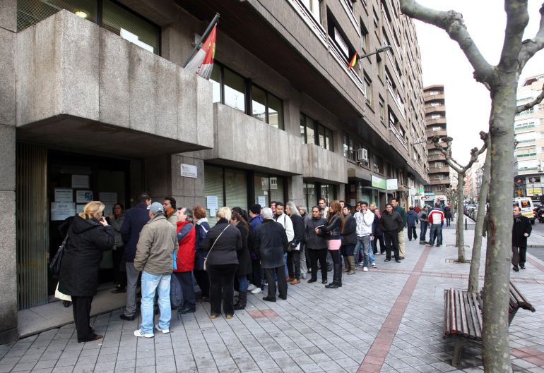 Colas para cobrar la prestación de la Ley de la Dependencia en la Gerencia de Servicios Sociales de Valladolid Colas para cobrar la prestación de la Ley de la Dependencia en la Gerencia de Servicios Sociales de Valladolid