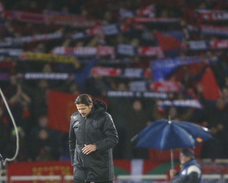 Vasiljevic abandona Anoeta con la afición rojilla animando tras la derrota Vasiljevic abandona Anoeta con la afición rojilla animando tras la derrota