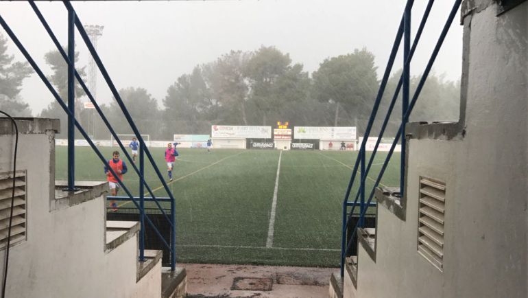 Granizó en el campo de Sant Rafel durante el calentamiento de los equipos Granizó en el campo de Sant Rafel durante el calentamiento de los equipos