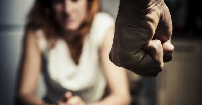 Mujer amenazada por su marido. Mujer amenazada por su marido.
