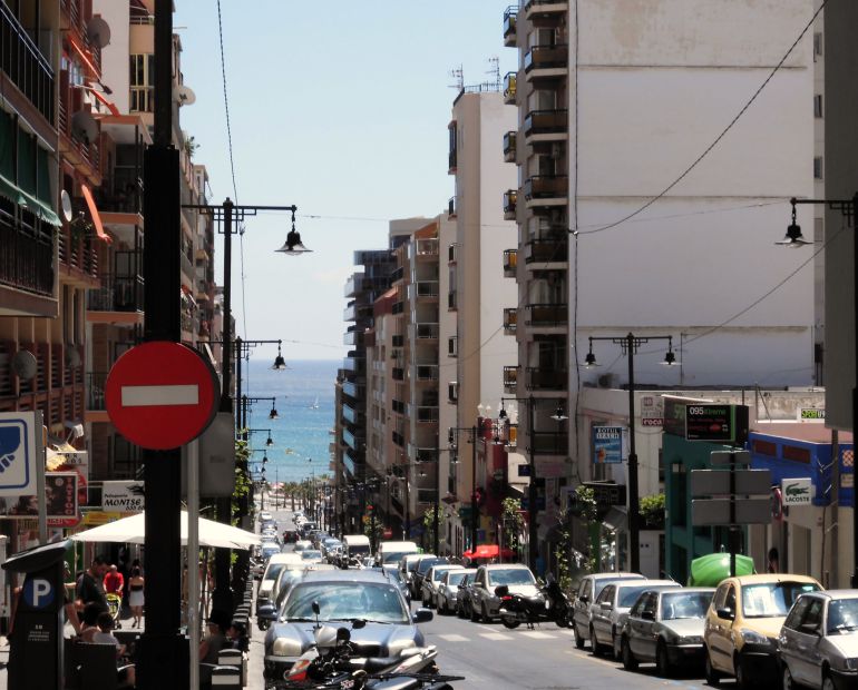 Avenida Gabriel Miró, principal arteria comercial de Calp. Avenida Gabriel Miró, principal arteria comercial de Calp.