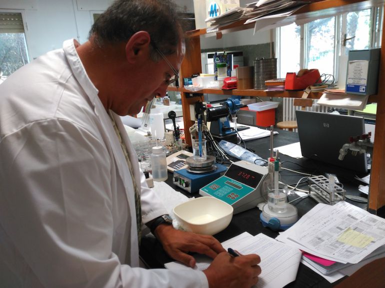 Trabajadores del Laboratorio de Prodestur, realizan su trabajo en la sede de este laboratorio junto a la Residencia Juan Pablo II Trabajadores del Laboratorio de Prodestur, realizan su trabajo en la sede de este laboratorio junto a la Residencia Juan Pablo II