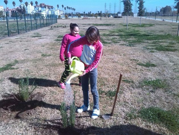 Plantamos árboles en el Parque Guadaíra con niños del colegio Paz y Amistad Plantamos árboles en el Parque Guadaíra con niños del colegio Paz y Amistad