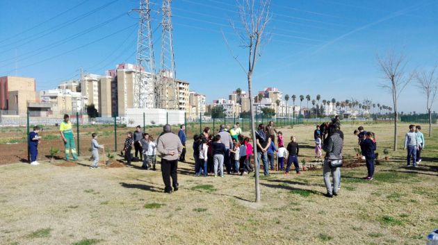Plantamos árboles en el Parque Guadaíra con niños del colegio Paz y Amistad Plantamos árboles en el Parque Guadaíra con niños del colegio Paz y Amistad