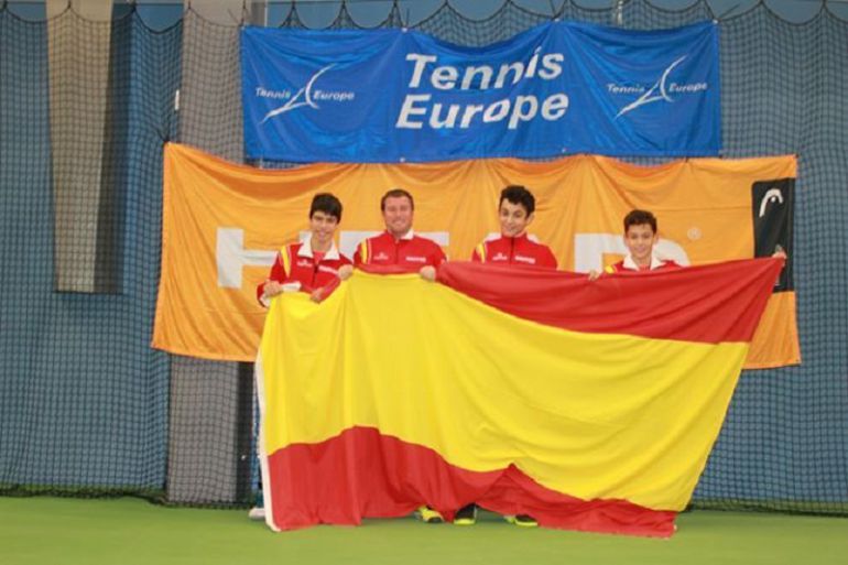 Daniel Rincón, segundo por la derecha, pieza clave en la Selección Sub'14 en la Winter Cup Daniel Rincón, segundo por la derecha, pieza clave en la Selección Sub'14 en la Winter Cup