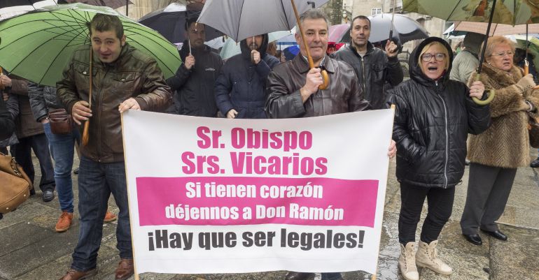 Medio millar de personas se han concentrado este mediodía ante el Obispado de Lugo para que el sacerdote José Ramón Pérez García no sea trasladado de las parroquias de Friol y Guitiriz, en las que se encuentra ejerciendo su ministerio, para desplazarse a otras del sur de la provincia lucense. Los alcaldes de Friol, José Ángel Santos, y Guitiriz, Regina Polín, han secundado esta acción de protesta, para la que se han fletado incluso autobuses, y han pedido una marcha atrás en esta medida. Medio millar de personas se han concentrado este mediodía ante el Obispado de Lugo para que el sacerdote José Ramón Pérez García no sea trasladado de las parroquias de Friol y Guitiriz, en las que se encuentra ejerciendo su ministerio, para desplazarse a otras del sur de la provincia lucense. Los alcaldes de Friol, José Ángel Santos, y Guitiriz, Regina Polín, han secundado esta acción de protesta, para la que se han fletado incluso autobuses, y han pedido una marcha atrás en esta medida.