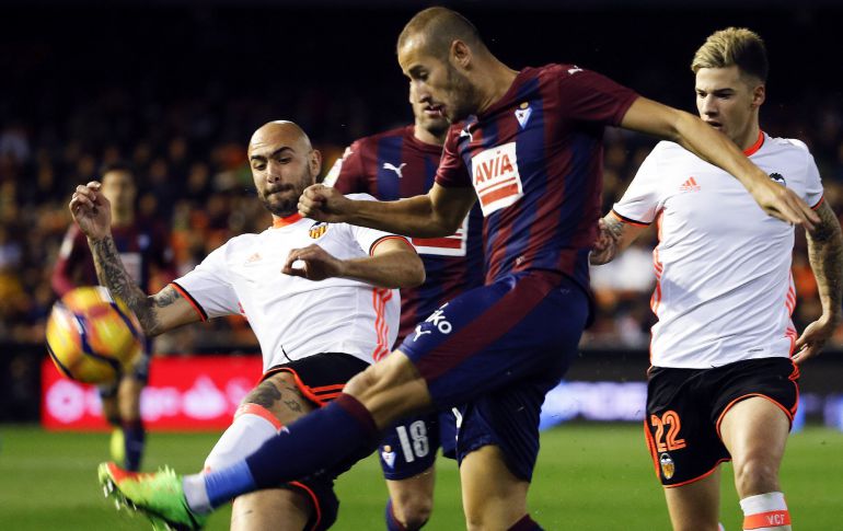 Alejandro Gálvez, en una acción del partido en Mestalla, donde terminó lesionado Alejandro Gálvez, en una acción del partido en Mestalla, donde terminó lesionado