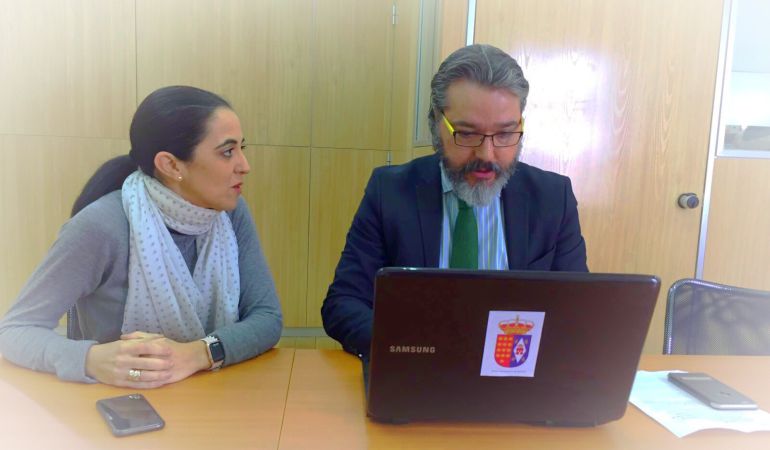 El alcalde de Brunete, Borja Gutiérrez, utilizando la administración electrónica. El alcalde de Brunete, Borja Gutiérrez, utilizando la administración electrónica.