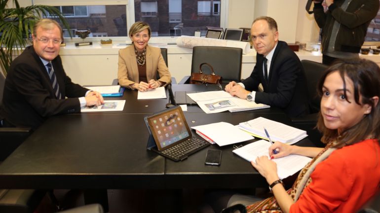 El alcalde de León, Antonio Silván y la concejala de Urbanismo, Ana Franco, durante su encuentro con el presidente de ADIF