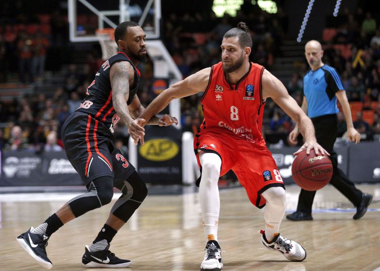 GRA484. Valencia, El base francés del Valencia Basket, Antoine Diot, trata de superar la defensa del jugador estadounidense del Cedevita Zagreg, Ryan Boatright, durante la disputa del quinto partido de la segunda fase de la Eurocopa jugado esta noche en el pabellón de la Fuente de San Luis de Valencia. EFE, Manuel Bruque. GRA484. Valencia, El base francés del Valencia Basket, Antoine Diot, trata de superar la defensa del jugador estadounidense del Cedevita Zagreg, Ryan Boatright, durante la disputa del quinto partido de la segunda fase de la Eurocopa jugado esta noche en el pabellón de la Fuente de San Luis de Valencia. EFE, Manuel Bruque.