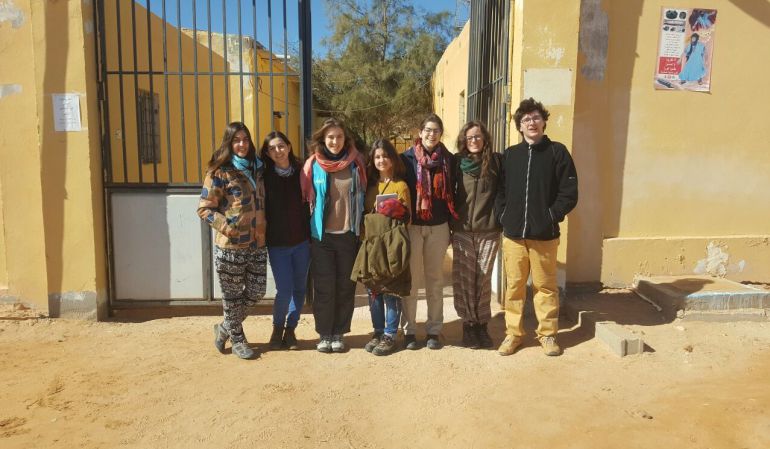 En su primer viaje a los campamentos saharauis esta asociación juvenil ha llevado material médico y de enfermería, así como productos de higiene y preventivo para familias, escuelas infantiles y centros de salud En su primer viaje a los campamentos saharauis esta asociación juvenil ha llevado material médico y de enfermería, así como productos de higiene y preventivo para familias, escuelas infantiles y centros de salud