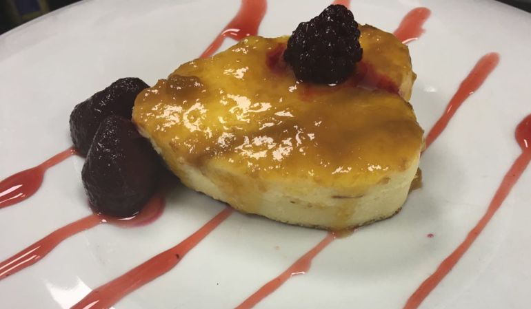 Tarta de queso con coulis de fruta de la pasión Tarta de queso con coulis de fruta de la pasión