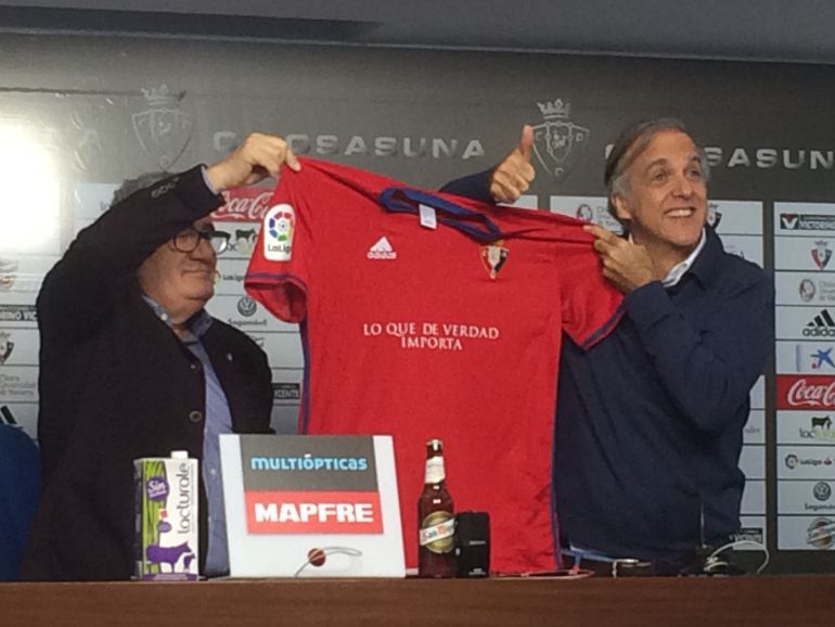 Sabalza y Arango presentan la camiseta que lucirá Osasuna frente al Real Madrid Sabalza y Arango presentan la camiseta que lucirá Osasuna frente al Real Madrid