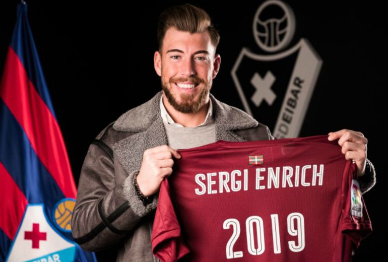 Enrich posa con una camiseta del Eibar con el número del año de su renovación Enrich posa con una camiseta del Eibar con el número del año de su renovación