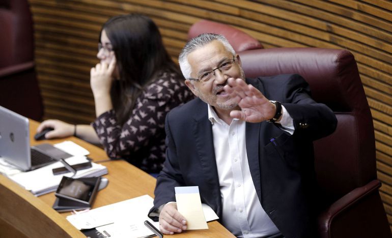 Miquel Domínguez, en su escaño de les Corts Miquel Domínguez, en su escaño de les Corts