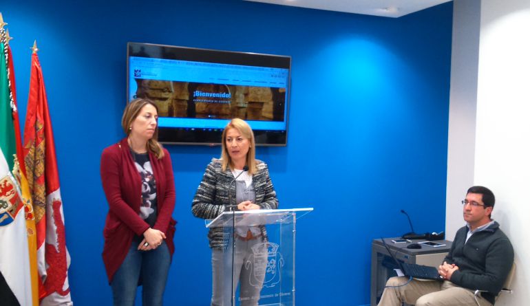 Presentación de la nueva web del Ayuntamiento de Cáceres, con la alcaldesa Elena Nevado, la concejala de Economía y la sección de informática del Ayuntamiento Presentación de la nueva web del Ayuntamiento de Cáceres, con la alcaldesa Elena Nevado, la concejala de Economía y la sección de informática del Ayuntamiento