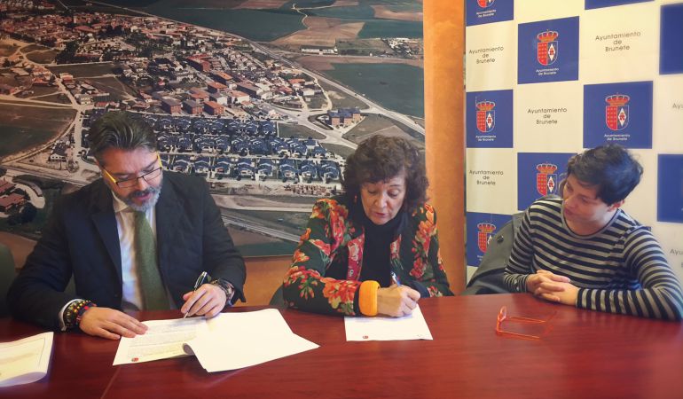 Firma de convenio entre el Alcalde de Brunete, Borja Gutiérrez y la Fundación Alborada Firma de convenio entre el Alcalde de Brunete, Borja Gutiérrez y la Fundación Alborada