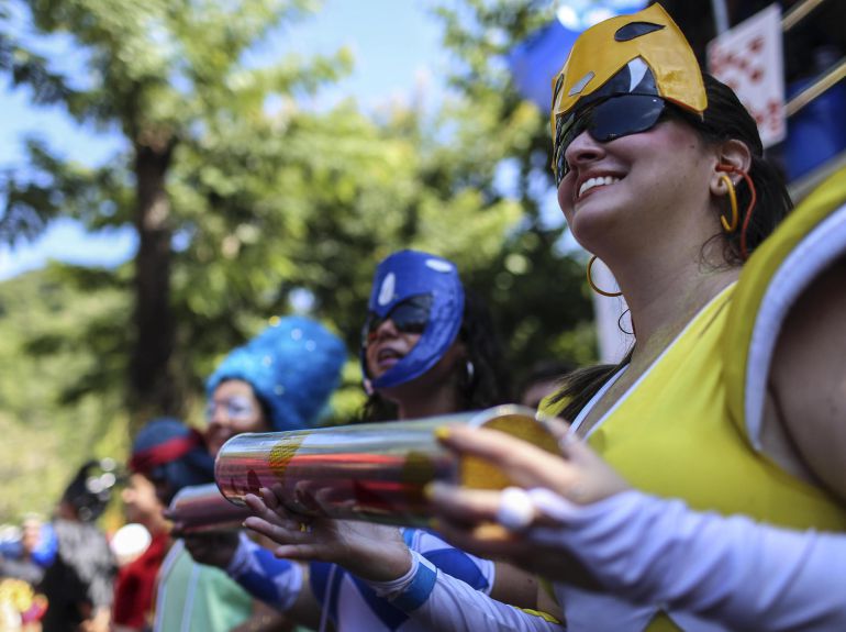 Desfiles, bailes de máscaras y "blocos" en el "mayor espectáculo del mundo" Desfiles, bailes de máscaras y "blocos" en el "mayor espectáculo del mundo"