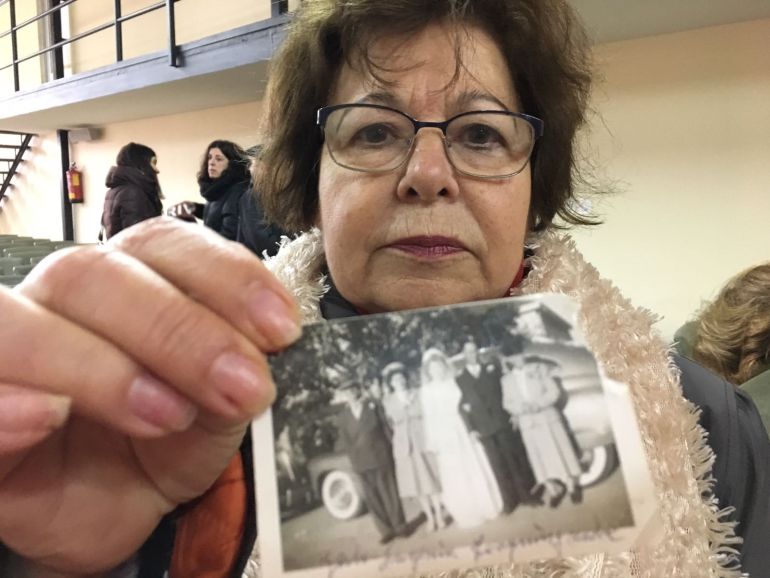 Paula Rodríguez mustra la foto de la familia del hermano de su abuelo, emigrado a Hawái Paula Rodríguez mustra la foto de la familia del hermano de su abuelo, emigrado a Hawái