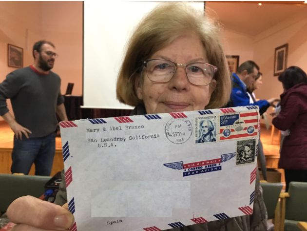 Noni Rodríguez (La Adrada) muestra una de las cartas enviadas por su familia que emigraron a Hawai en 1913 y ahora viven en California Noni Rodríguez (La Adrada) muestra una de las cartas enviadas por su familia que emigraron a Hawai en 1913 y ahora viven en California