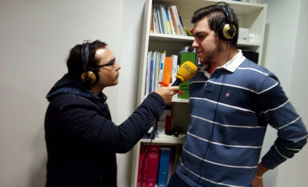 Nuestro compañero de Radio Albacete, Aldo Gómez, con uno de los propietarios de un bar de Viveros que ha sufrido esta oleada de robos Nuestro compañero de Radio Albacete, Aldo Gómez, con uno de los propietarios de un bar de Viveros que ha sufrido esta oleada de robos