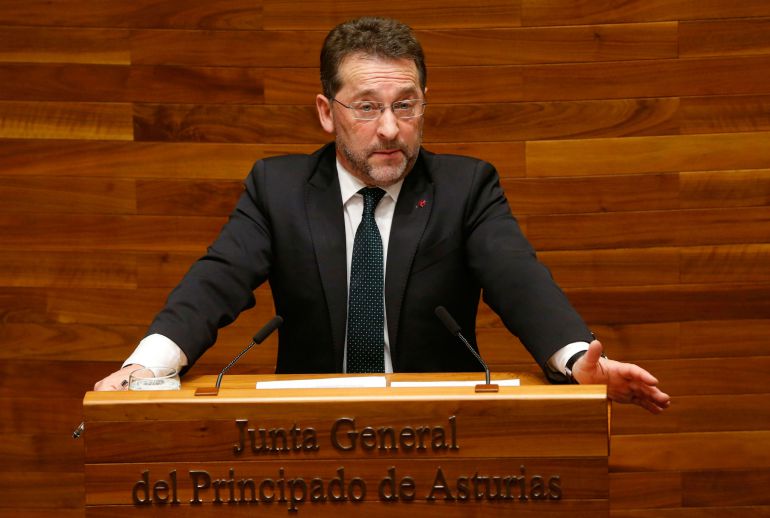 El consejero de Educación, Genaro Alonso, durante la sesión de control al gobierno de la Junta General de la semana pasada. El consejero de Educación, Genaro Alonso, durante la sesión de control al gobierno de la Junta General de la semana pasada.