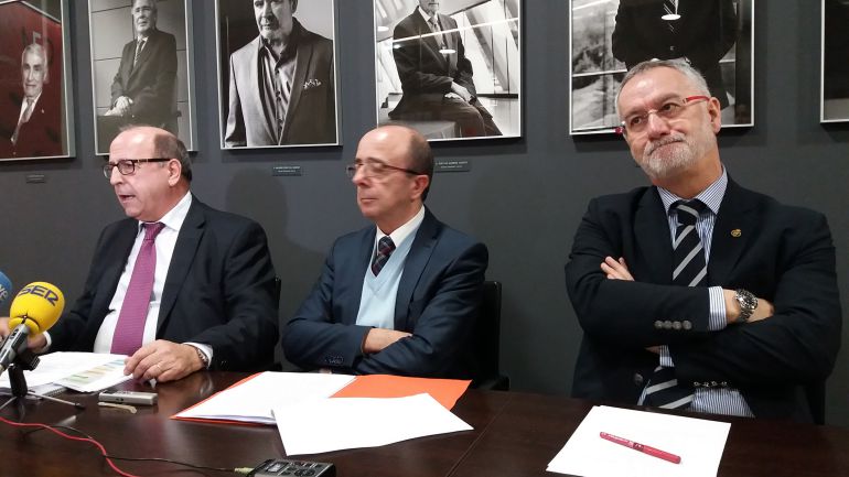Atención a los medios de los ponentes de la jornada. De izquierda a derecha, Alfredo Cerezo (Dtor. Provincial de la Tesorería de la Seguridad Social), Miguel de la Fuente (Decano del Colegio de Economistas de Asturias) y Roberto Pereira (Pte. de Economistas Asesores Laborales del Consejo General de Economistas). Atención a los medios de los ponentes de la jornada. De izquierda a derecha, Alfredo Cerezo (Dtor. Provincial de la Tesorería de la Seguridad Social), Miguel de la Fuente (Decano del Colegio de Economistas de Asturias) y Roberto Pereira (Pte. de Economistas Asesores Laborales del Consejo General de Economistas).