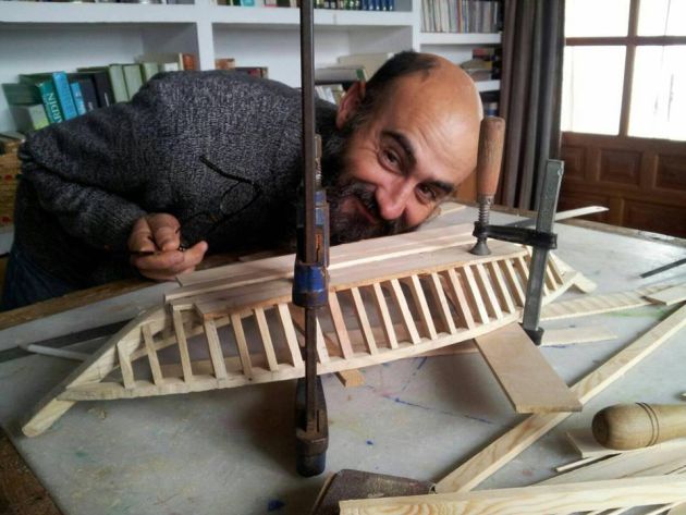 Rafael trabajando en una de las maquetas que reproducen las antiguas barcas Rafael trabajando en una de las maquetas que reproducen las antiguas barcas
