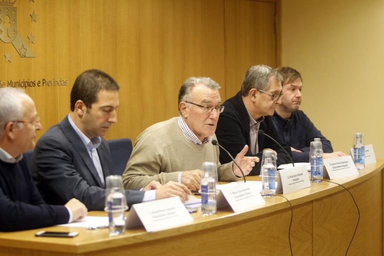 El presidente de la Fegamp, Alfredo García, acompañado de otros alcaldes durante la rueda de prensa El presidente de la Fegamp, Alfredo García, acompañado de otros alcaldes durante la rueda de prensa