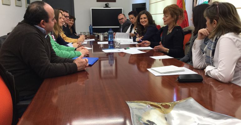 La consejera del Consejo Andaluz Audiovisual, María Luisa Pérez, junto a otras responsables políticas. La consejera del Consejo Andaluz Audiovisual, María Luisa Pérez, junto a otras responsables políticas.