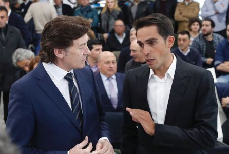 El ciclista pinteño Alberto Contador (d) conversa con el secretario de Estrado para el Deporte, José Ramón Lete, durante la presentación de los equipos de su fundación. El ciclista pinteño Alberto Contador (d) conversa con el secretario de Estrado para el Deporte, José Ramón Lete, durante la presentación de los equipos de su fundación.