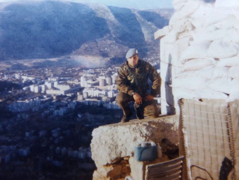 Rafael Conejo posa en el Monte Hum, con la ciudad de Mostar a su espalda Rafael Conejo posa en el Monte Hum, con la ciudad de Mostar a su espalda