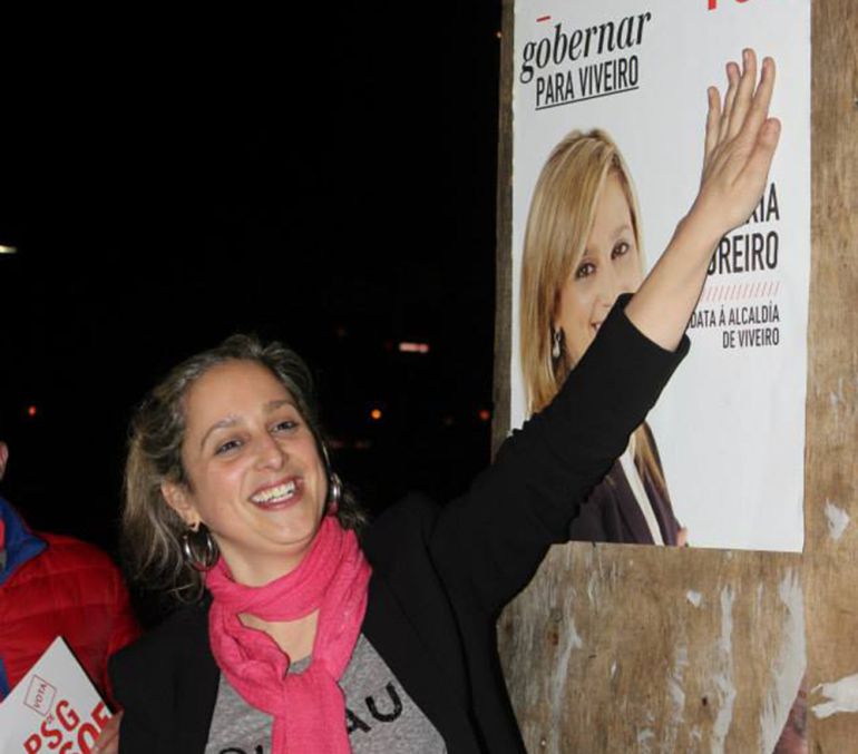 María Loureiro, durante la última campaña de las municipales en una pegada de carteles del PSOE María Loureiro, durante la última campaña de las municipales en una pegada de carteles del PSOE